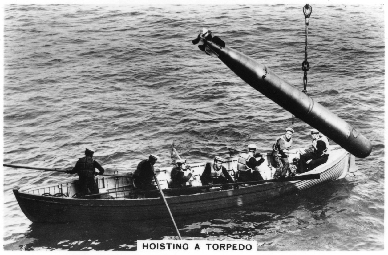 Ein Torpedo wird gehisst, HMS Courageous, 1937 von Unbekannt