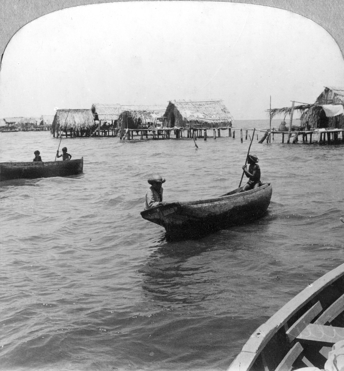 Indianer in Baumstammkanus, Maracaibo-See, Venezuela, ca. 1900er Jahre von Unbekannt