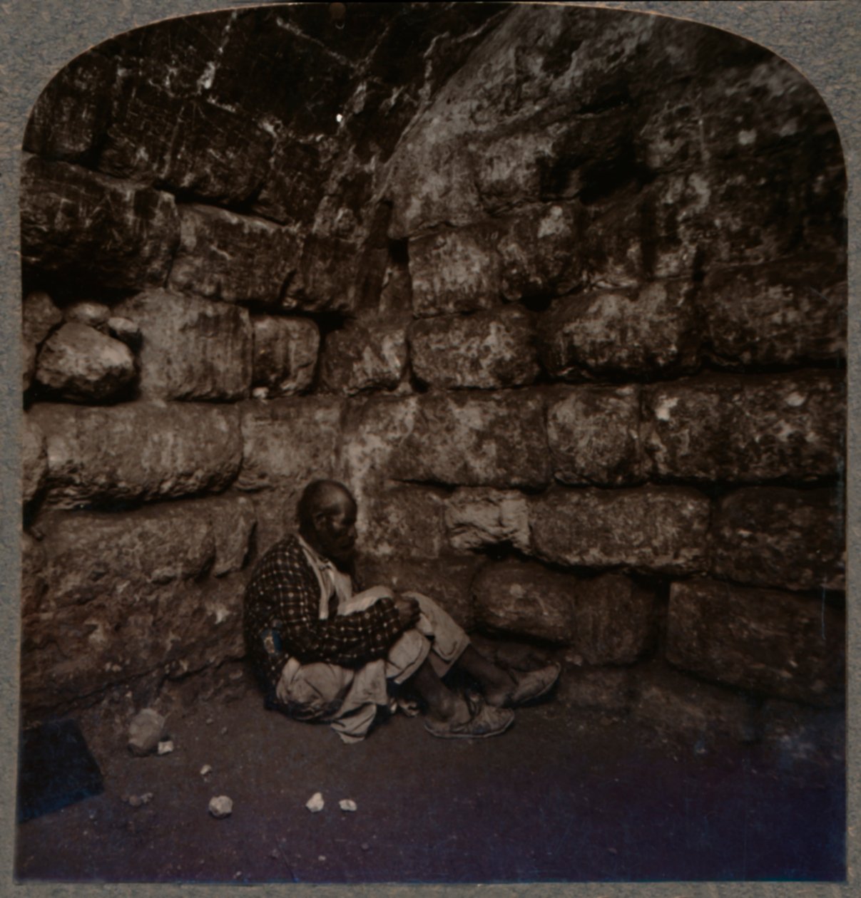 Innenraum des Lazarus-Grabes, um 1900 von Unbekannt