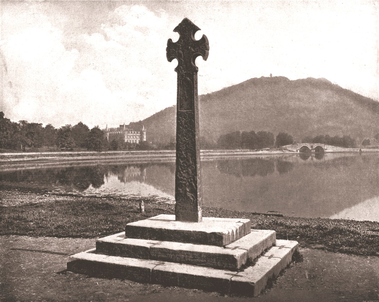 Inveraray Castle und keltisches Kreuz, Argyll, Schottland, 1894 von Unbekannt