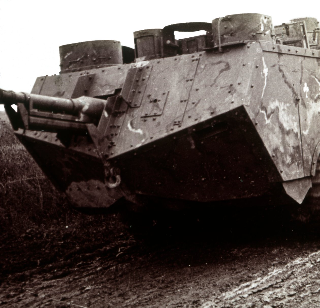 Großer Panzer in Bewegung, ca. 1914-1918 von Unbekannt