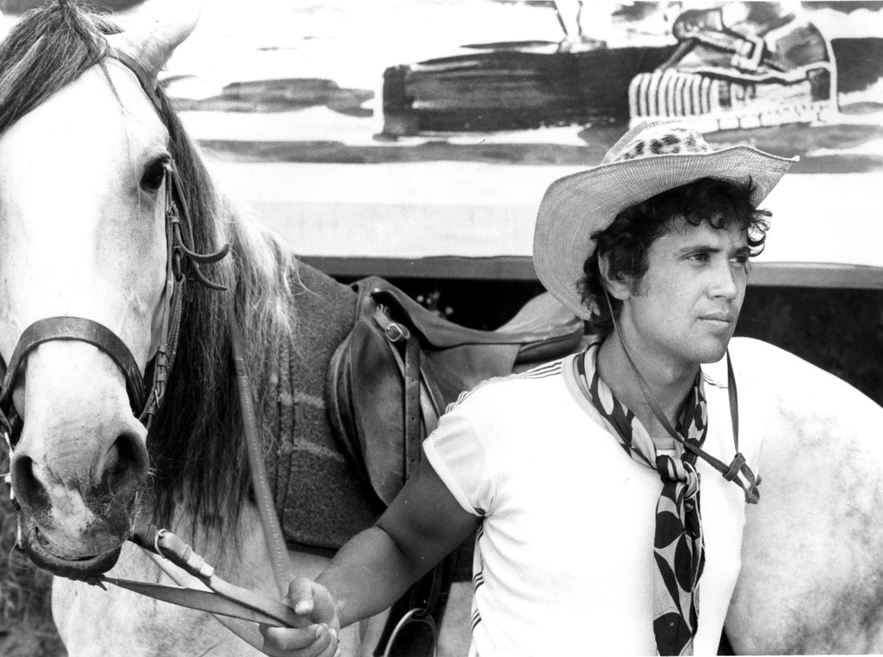 Lucio Battisti mit einem Pferd von Unbekannt