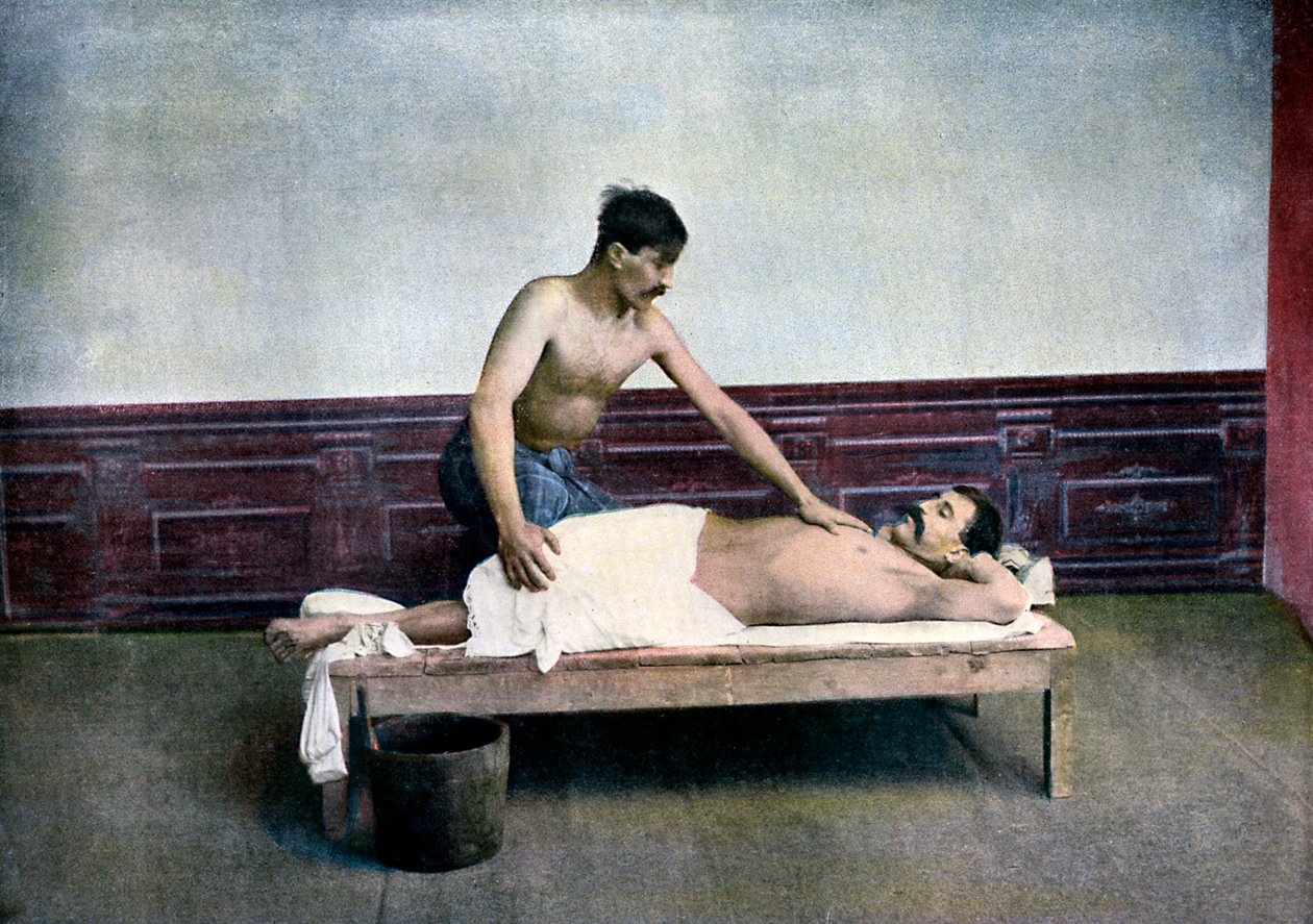 Mann bei einer Massage im Badehaus von Unbekannt