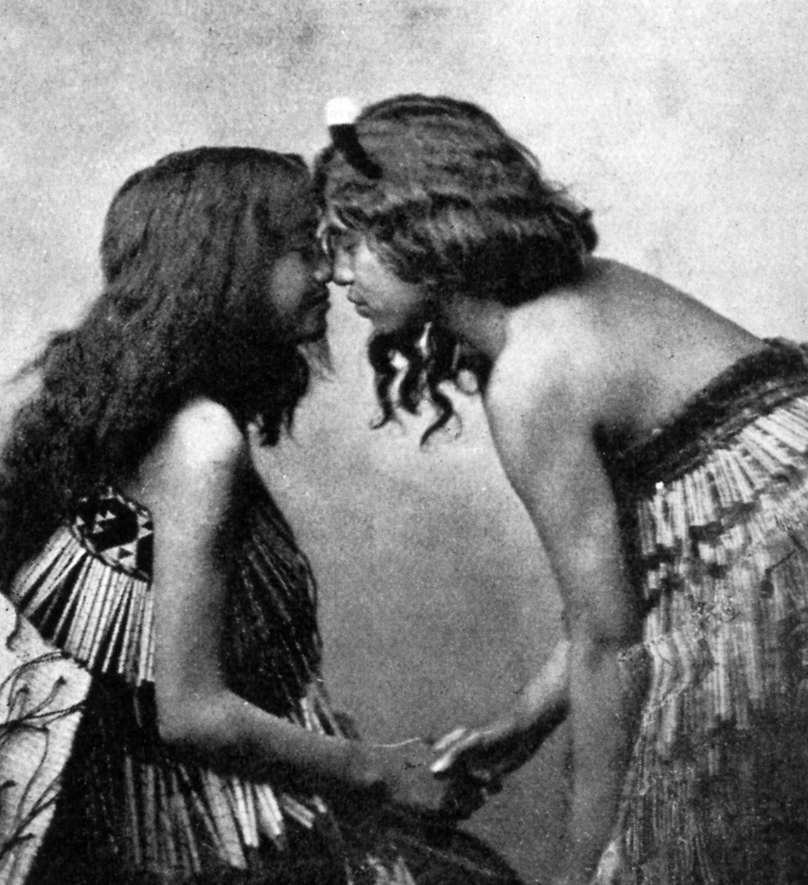 Maori-Mädchen reiben sich die Nasen, um 1920 von Unbekannt