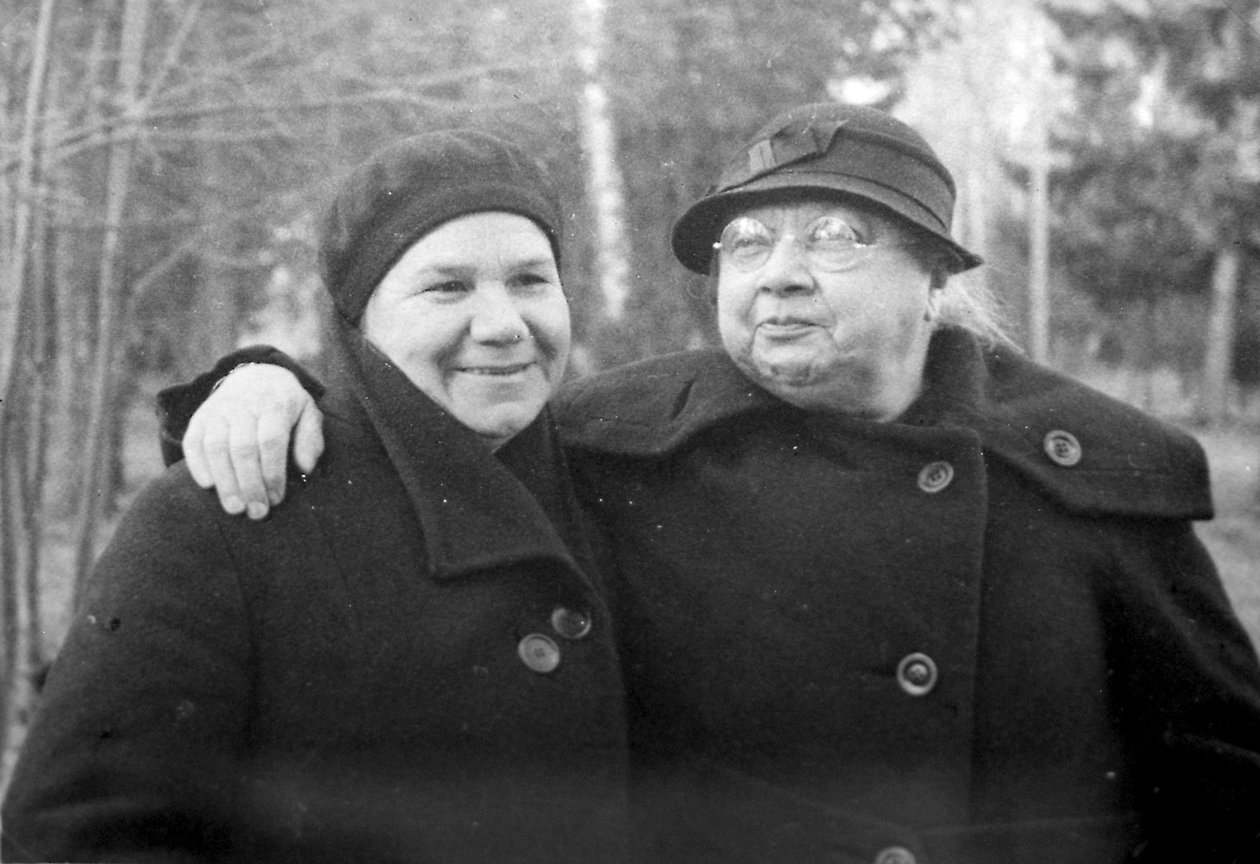 Nadeschda Krupskaja, Lenins Frau, mit einer Freundin, 1936 von Unbekannt