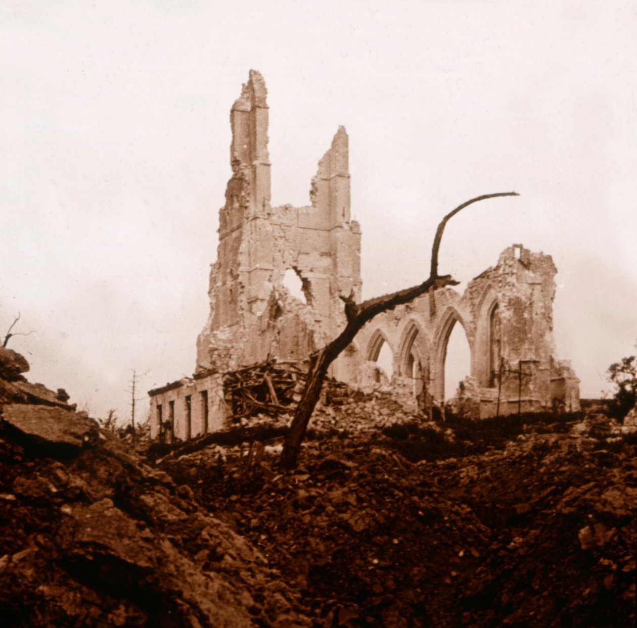 Zerstörte Kirche, Ablain-Saint-Nazaire, Nordfrankreich, um 1914-1918 von Unbekannt