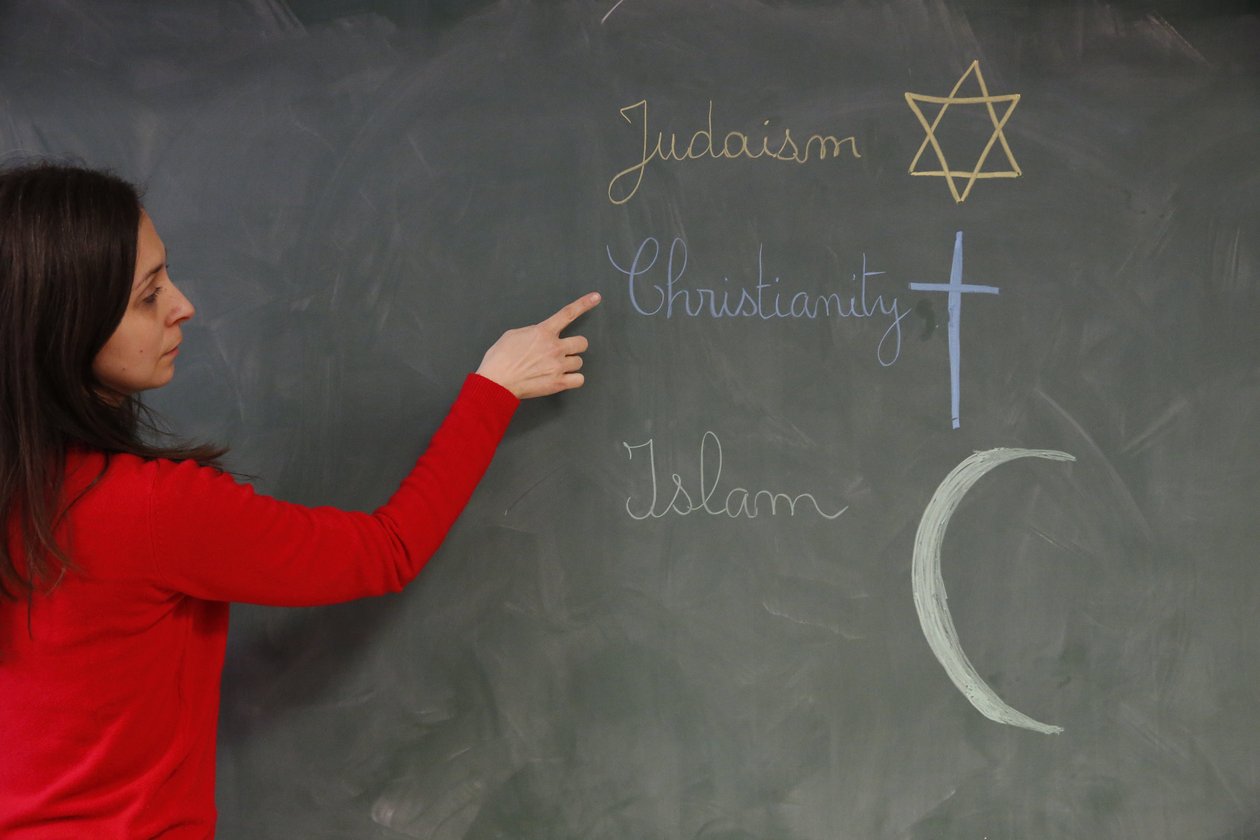 Schullehrer erklärt Religionen, Montrouge, Frankreich von Unbekannt