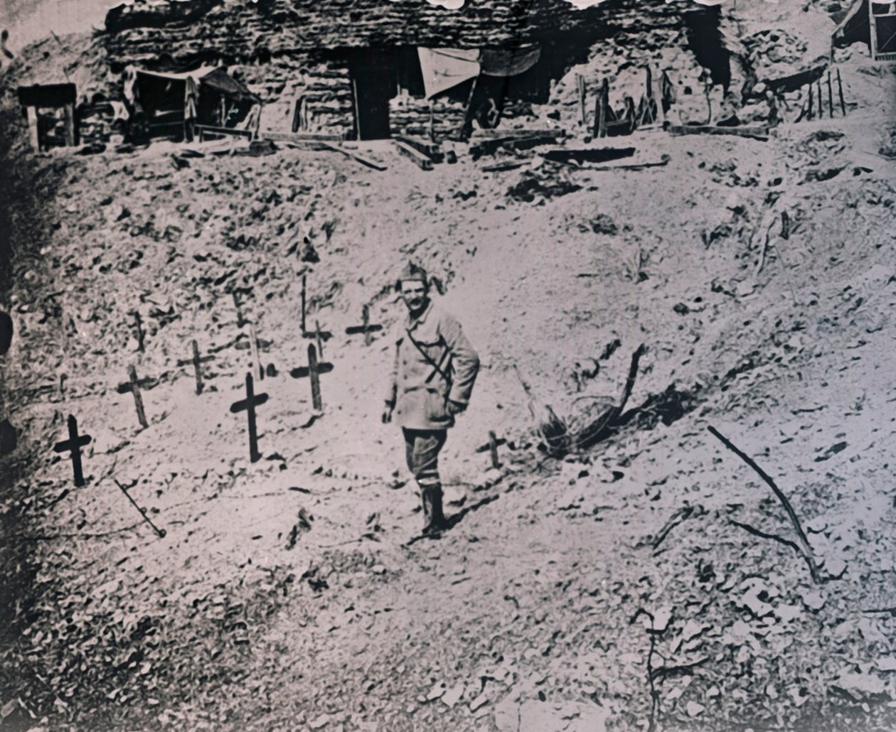 Soldat unter Holzkreuzen, um 1914-1918 von Unbekannt