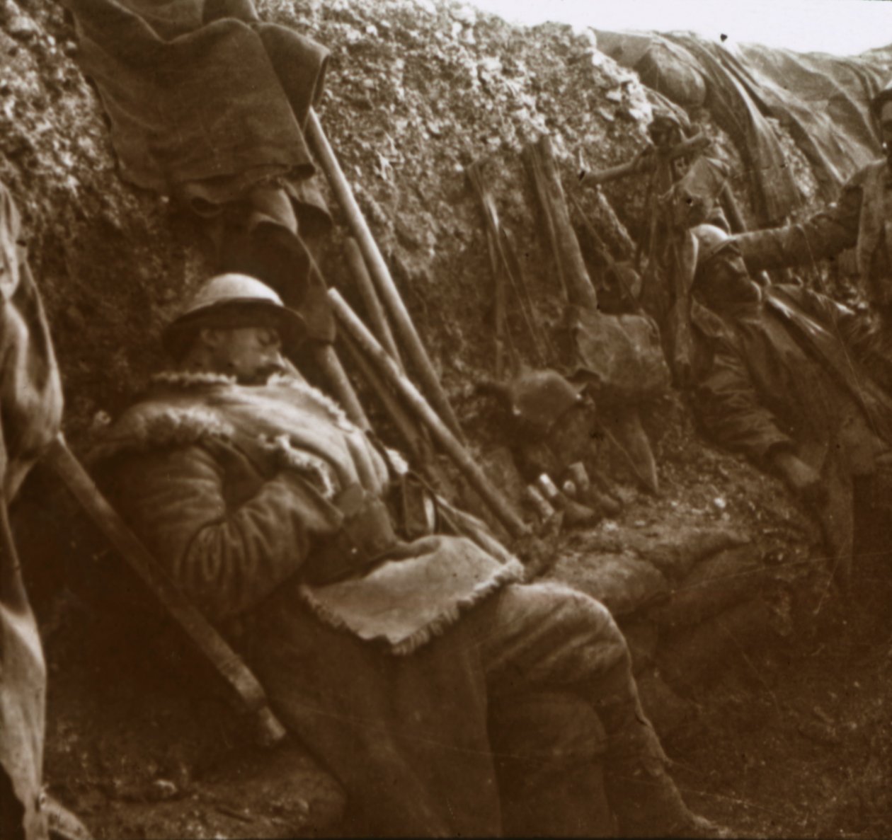 Soldaten ruhen sich in Schützengräben aus, ca. 1914-1918 von Unbekannt
