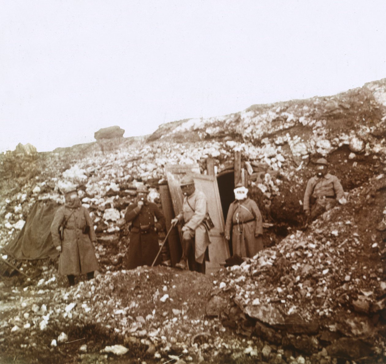 Soldaten mit Gasmasken, um 1914-um 1918 von Unbekannt