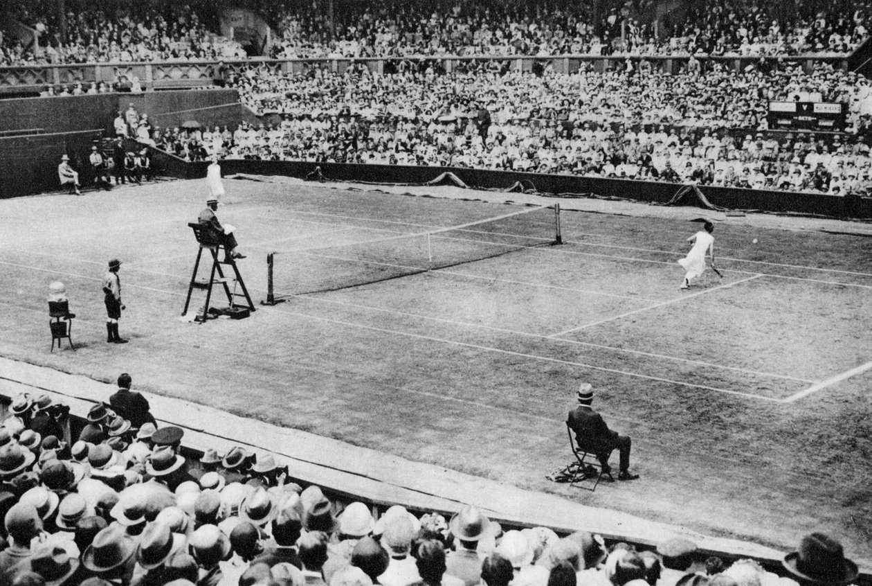 Suzanne Lenglen spielt gegen Miss McKane, Wimbledon, London, 1926-1927 von Unbekannt