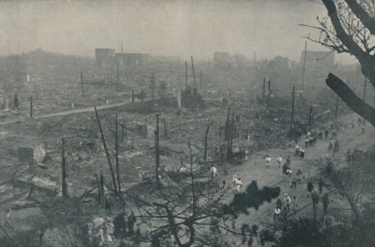 Tokios rauchende Ebene von Trümmern und Asche, ca. 1935 von Unbekannt