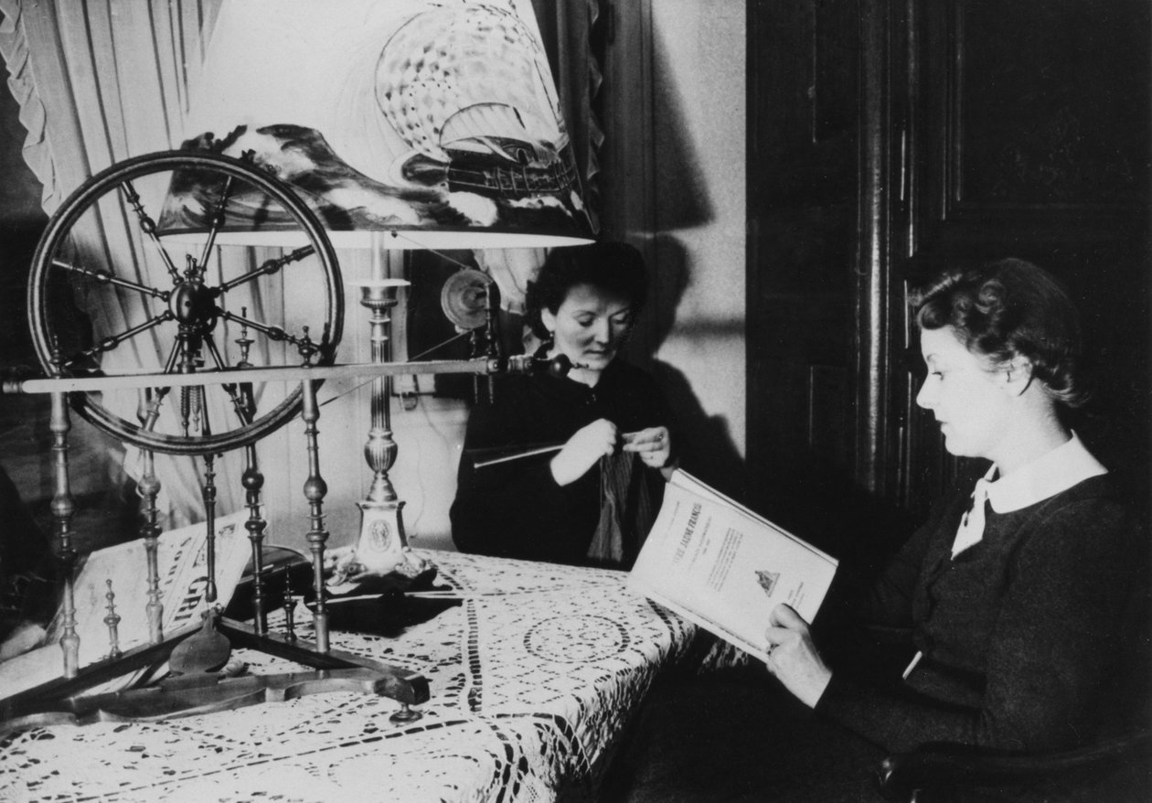 Zwei Frauen zu Hause, Frankreich, 1939 von Unbekannt