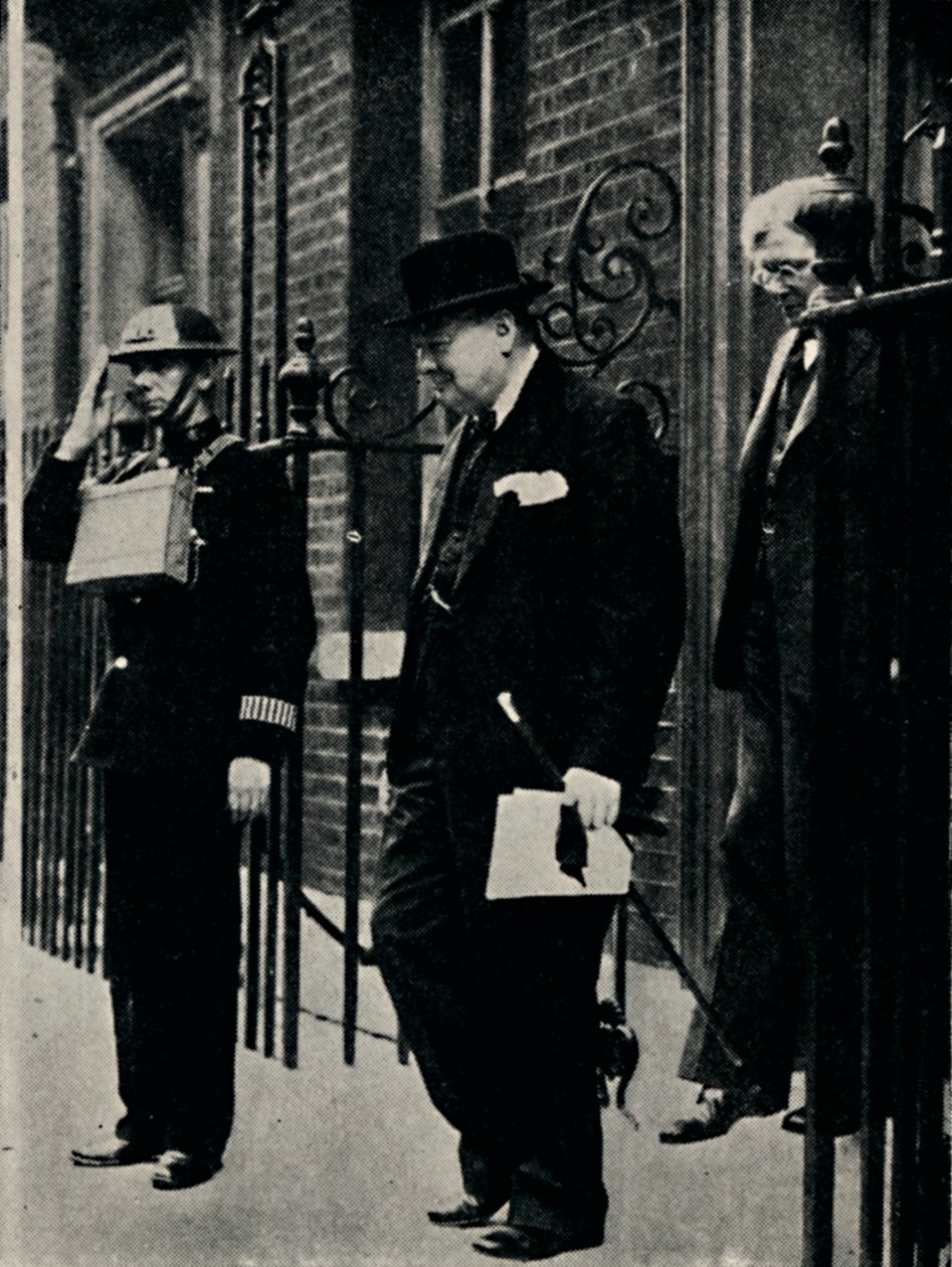Unbeeindruckt von der Luftangriffswarnung, 1940er, 1945 von Unbekannt