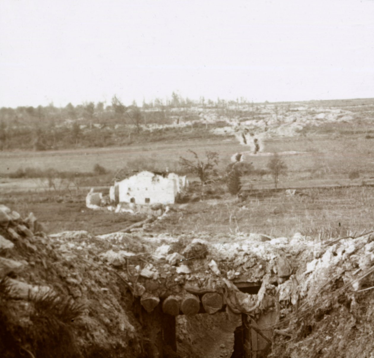 Dorf Damloup, Nordfrankreich, ca. 1914-1918 von Unbekannt