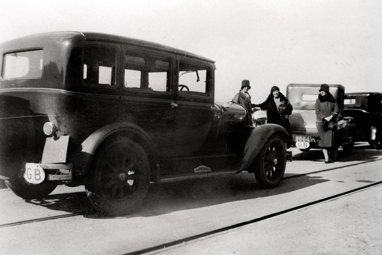 Frauen und geparkte Autos, 1930 von Unbekannt