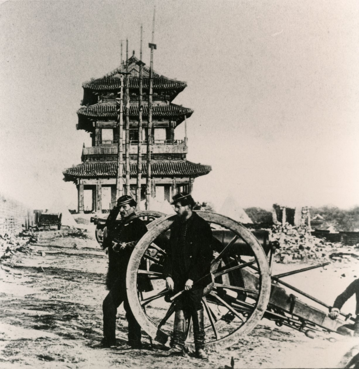 Französische Soldaten bei einer Kanone in Peking während der Anglo-Französischen Expedition nach China, 1860 von Unbekannt Unbekannt