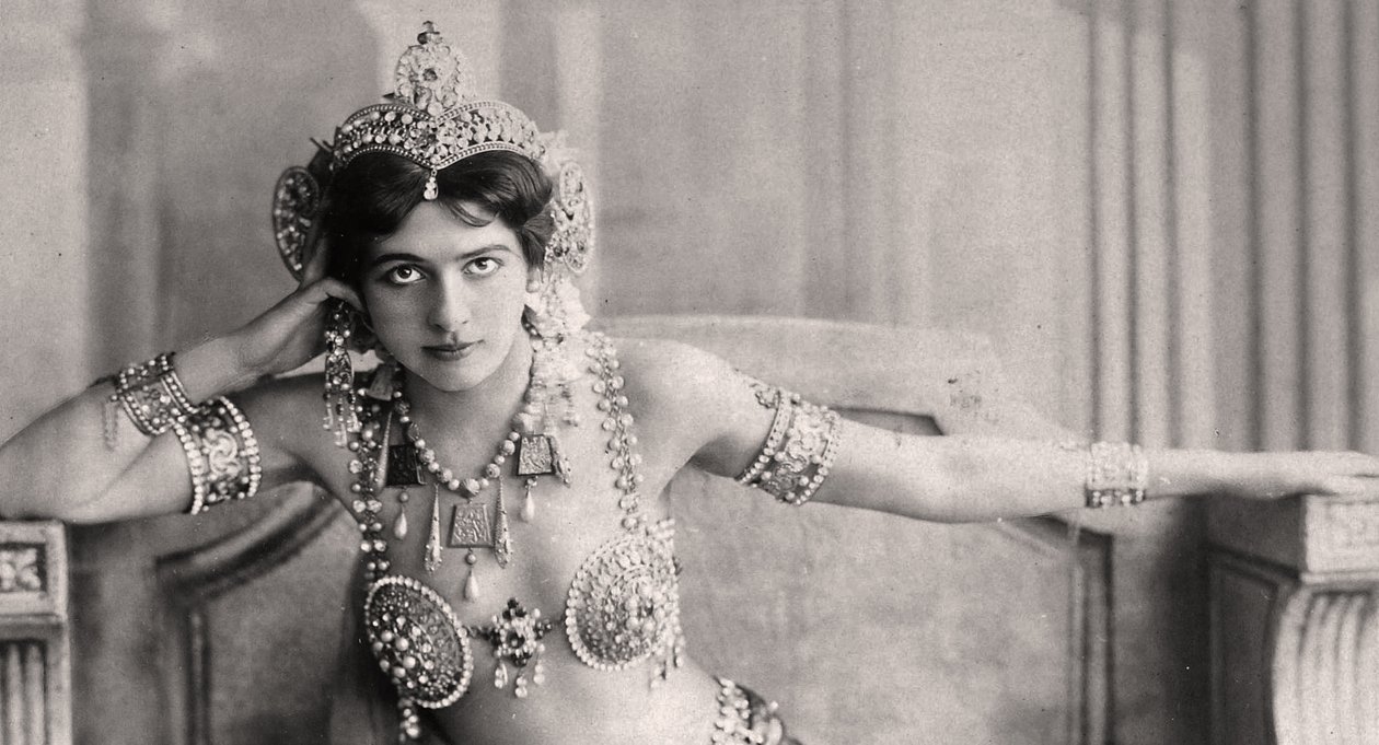 Mata Hari in einem juwelenbesetzten Bikini, ca. 1910 von Unbekannt Unbekannt