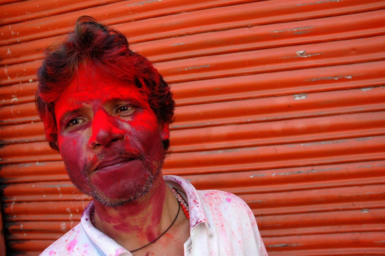 Porträt eines farbbeschmierten Mannes während des Holi-Festes. Kolkata, Indien. 4. März 2007. von Unbekannt Unbekannt