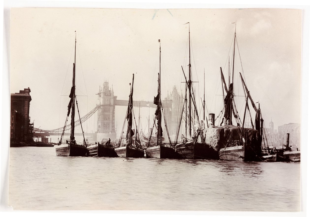 Boote an der Tower Bridge vertäut von Unbekannt