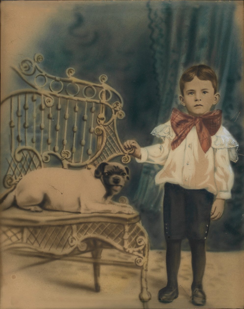 Junge mit Hund auf Stuhl von Unidentified