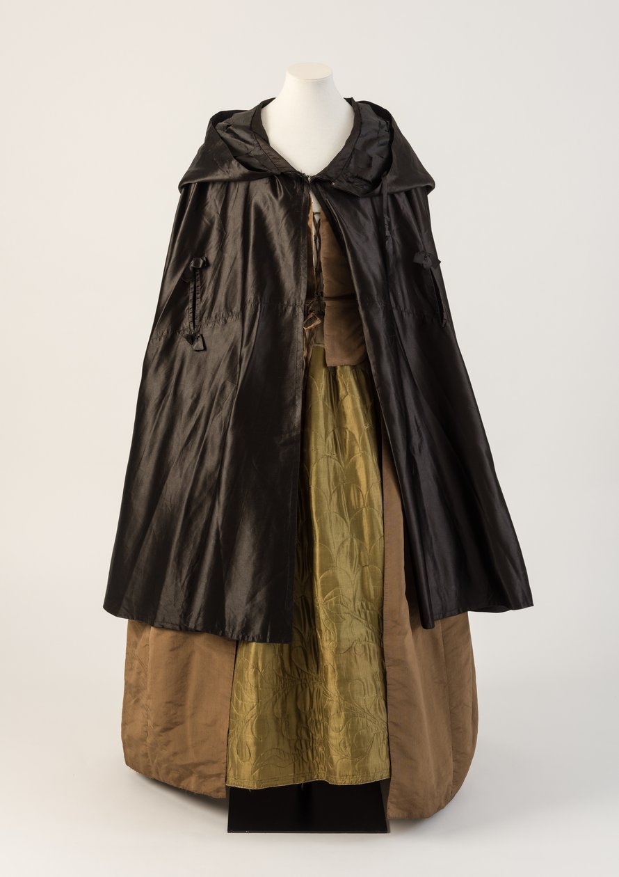 Schwarzer Seidensatincape, getragen mit olivgrünem gestepptem Seidenunterrock, 1760er Jahre von Unbekannt Unbekannt