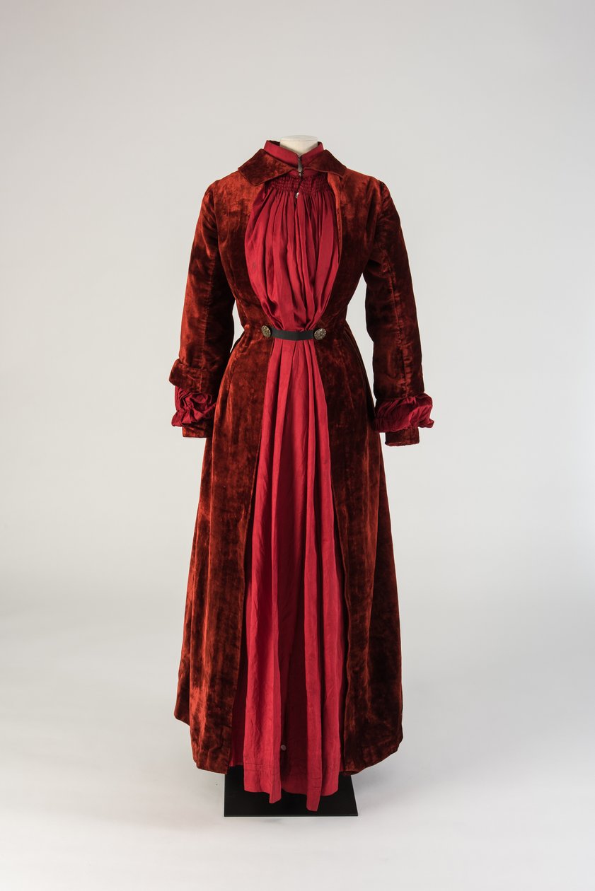 Rubinroter Seidenplüsch-Morgenmantel, 1880er Jahre von Unbekannt Unbekannt