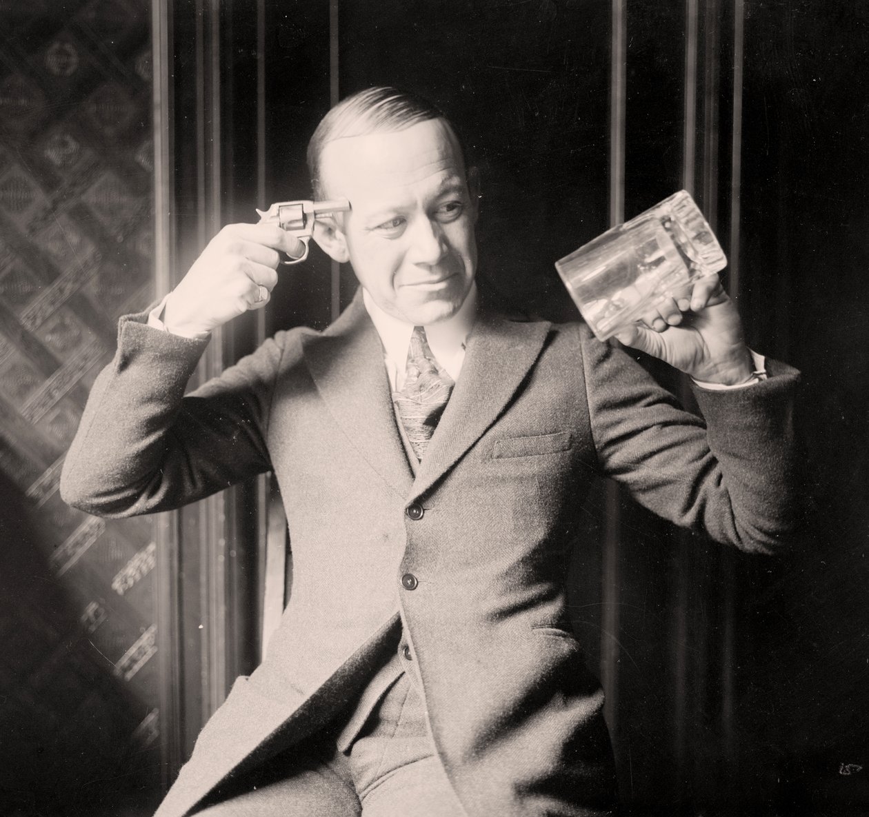 Ernie Hare mimt seine Unzufriedenheit über das Verbot, ca. 1920 von Unknown