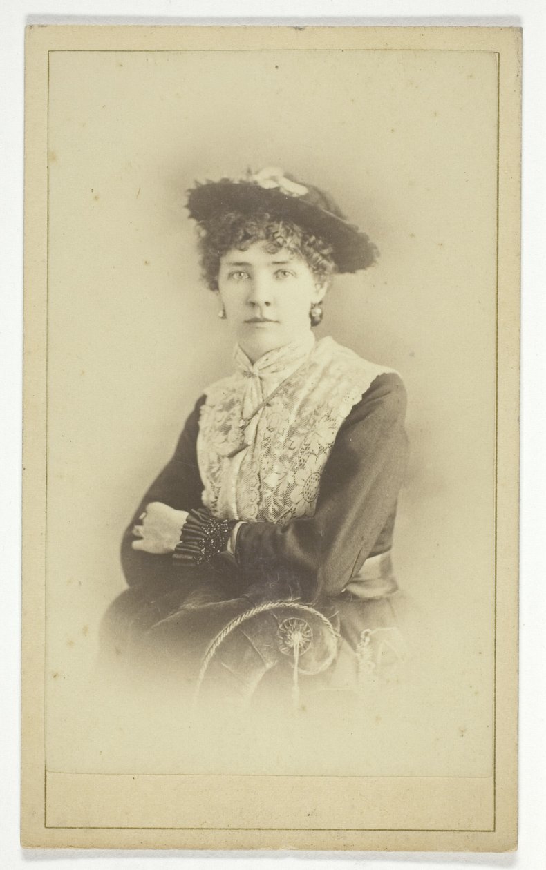 Ohne Titel (Porträt einer Frau mit Hut) von Unknown