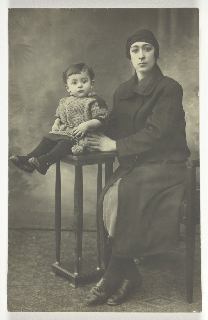 Unbetitelte Postkarte (Frau mit Junge auf Stand) von Unknown