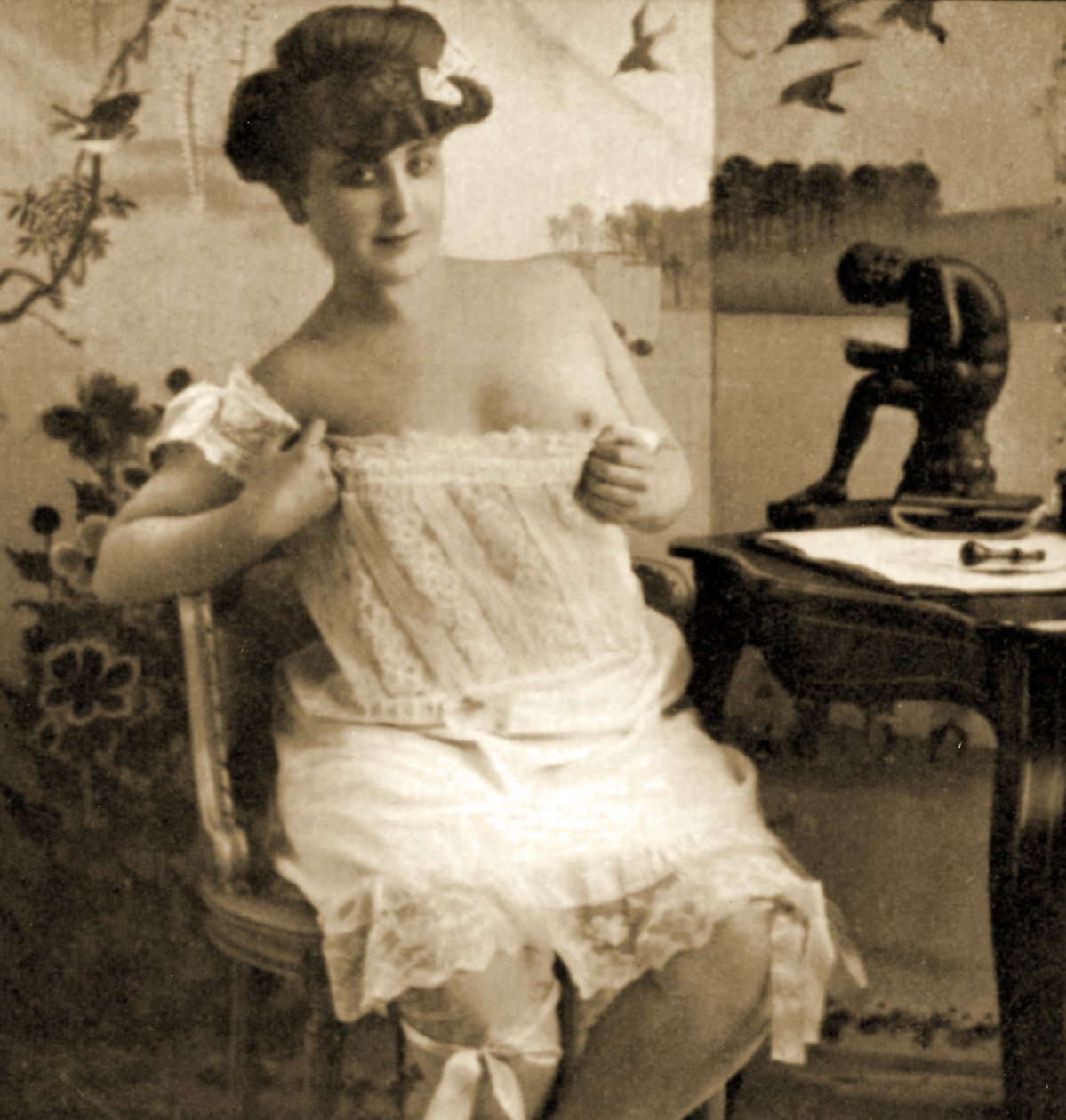 Junge Frau zeigt ein Spitzenhemd, ca. 1900 von Unknown