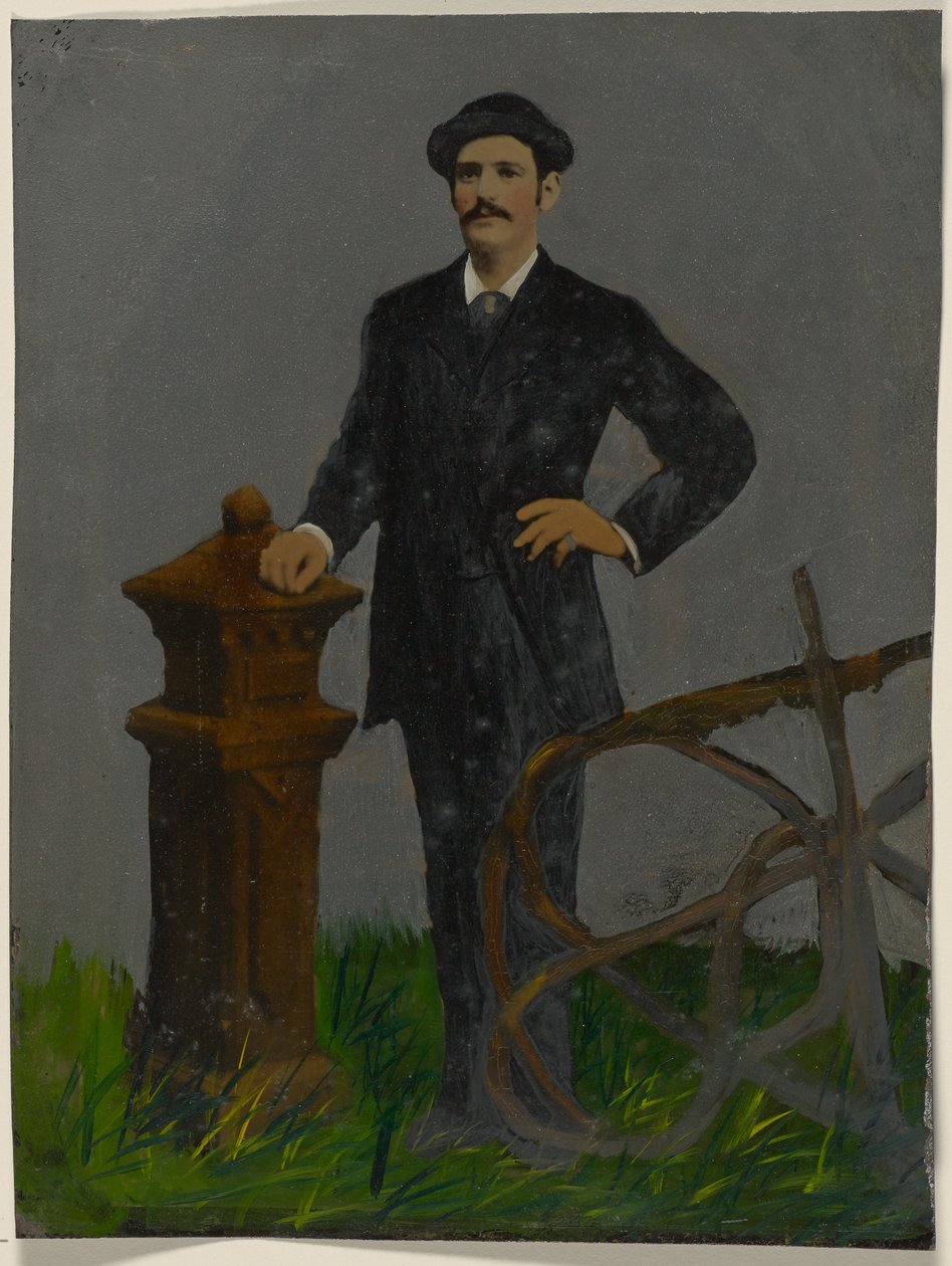 Porträt eines stehenden Mannes mit Hut von Unknown artist/maker