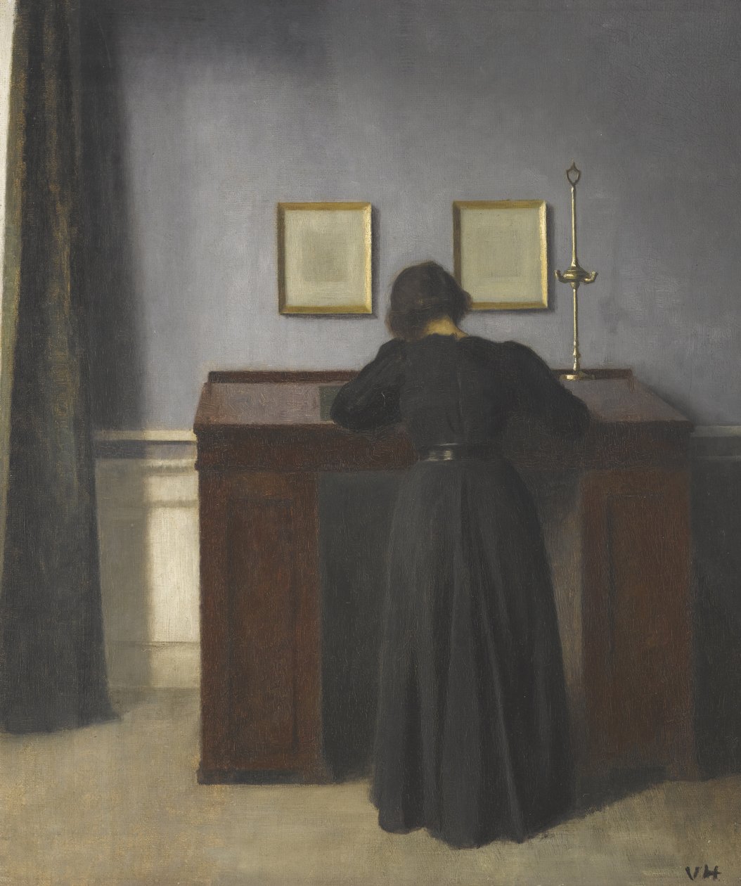 Ida steht an einem Schreibtisch von Vilhelm Hammershøi