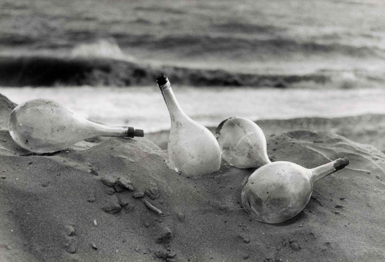 Flaschen am Strand von Vincenzo Balocchi