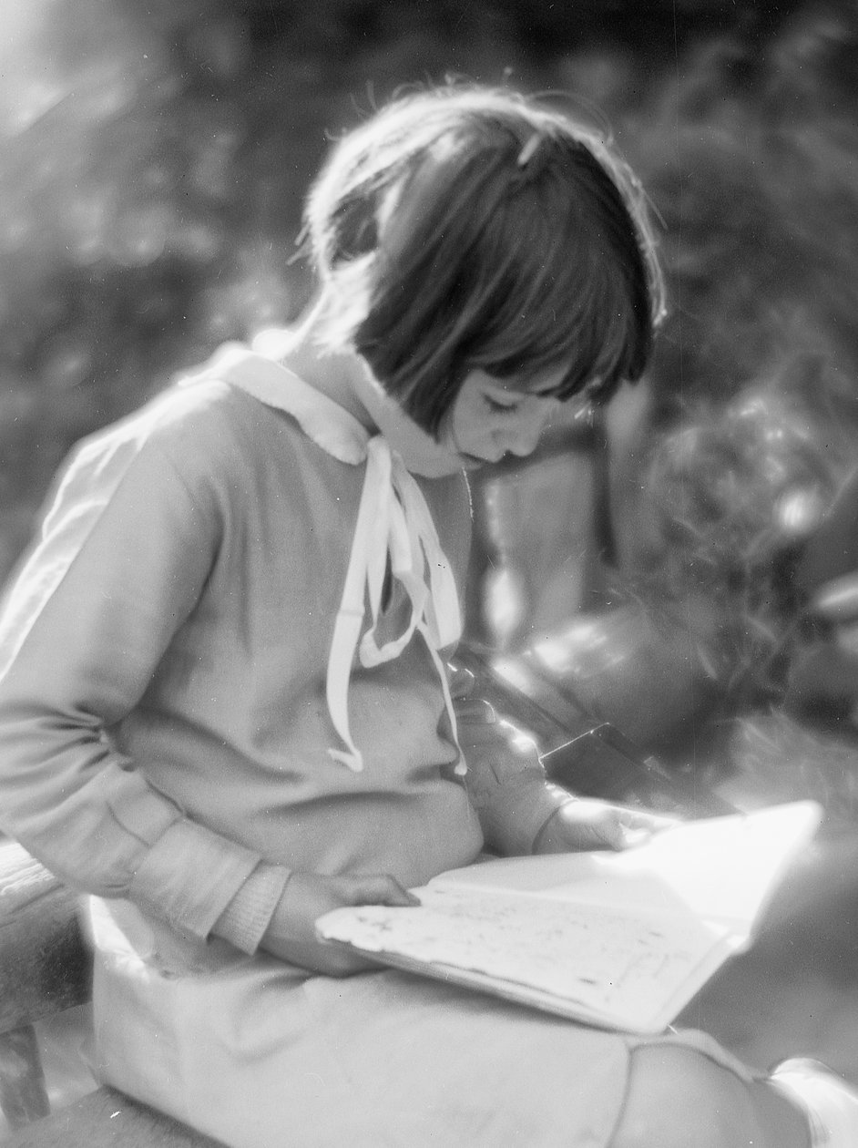 Kleines Mädchen beim Lesen; Fotostudio von Vincenzo Balocchi