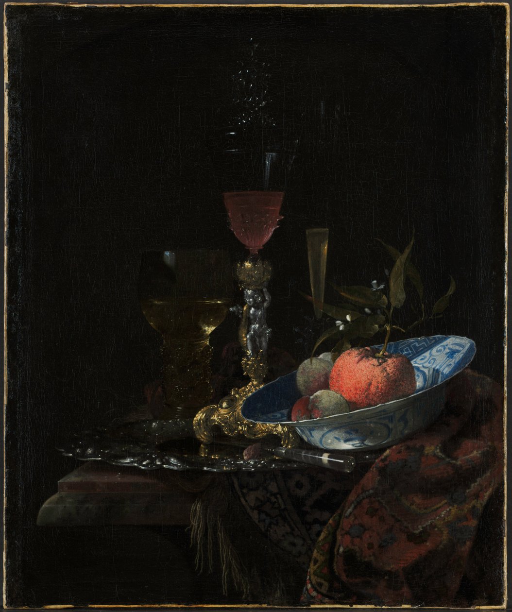 Weinglas und eine Schale mit Obst von Willem Kalf