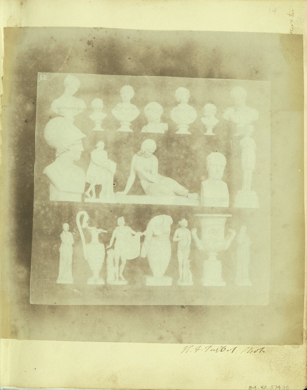Abgüsse auf drei Regalen, im Hof von Lacock Abbey von William Henry Fox Talbot