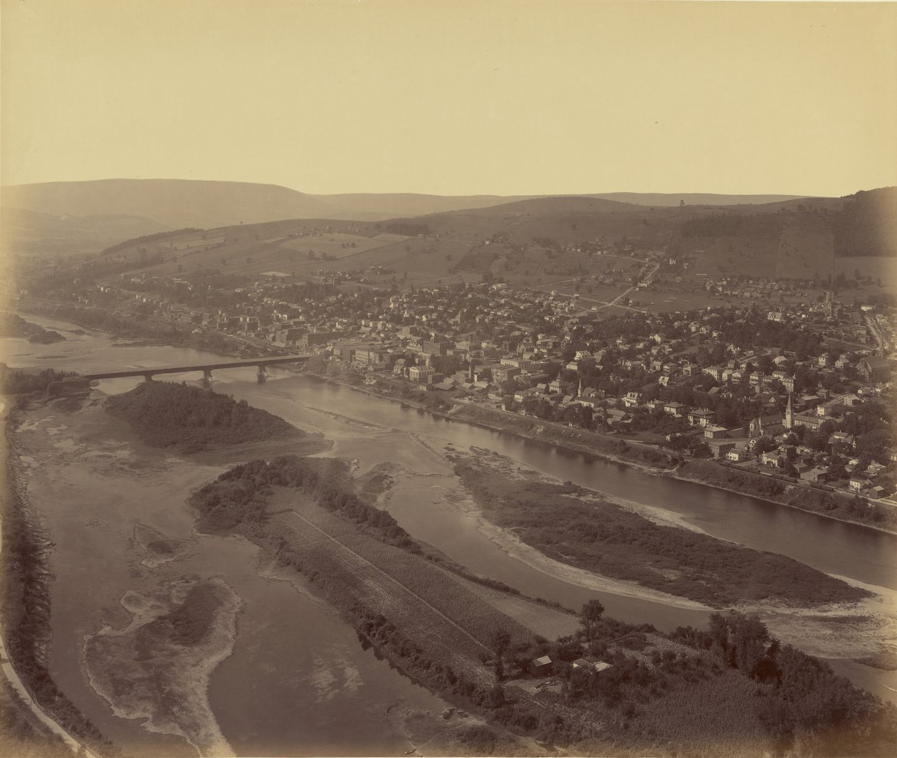 [Luftaufnahme einer Stadt] von William H. Rau