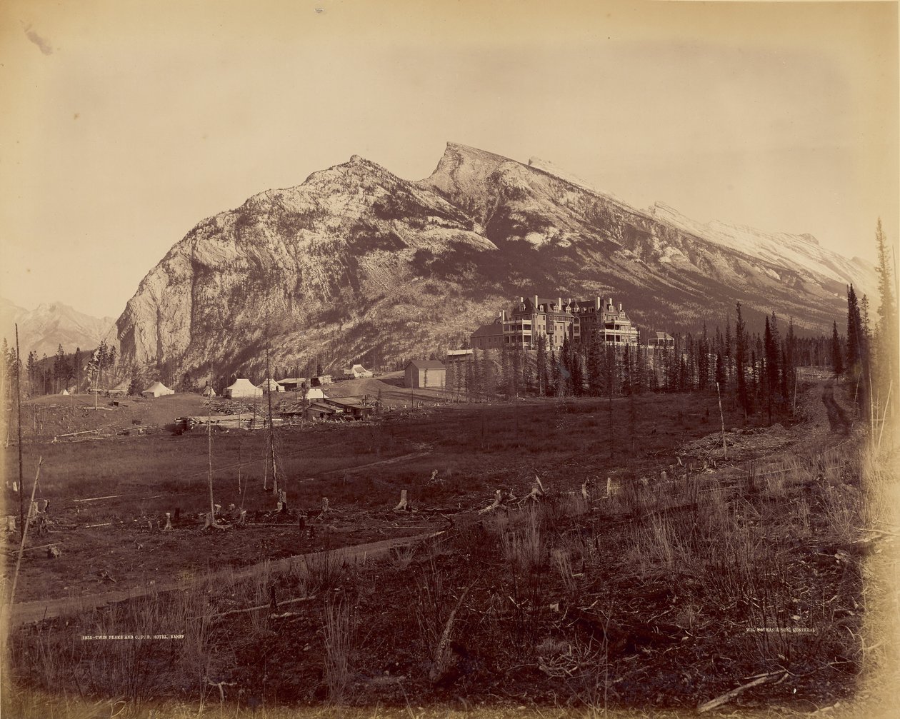 Twin Peaks und C.P.R. Hotel, Banff von William McFarlane Notman