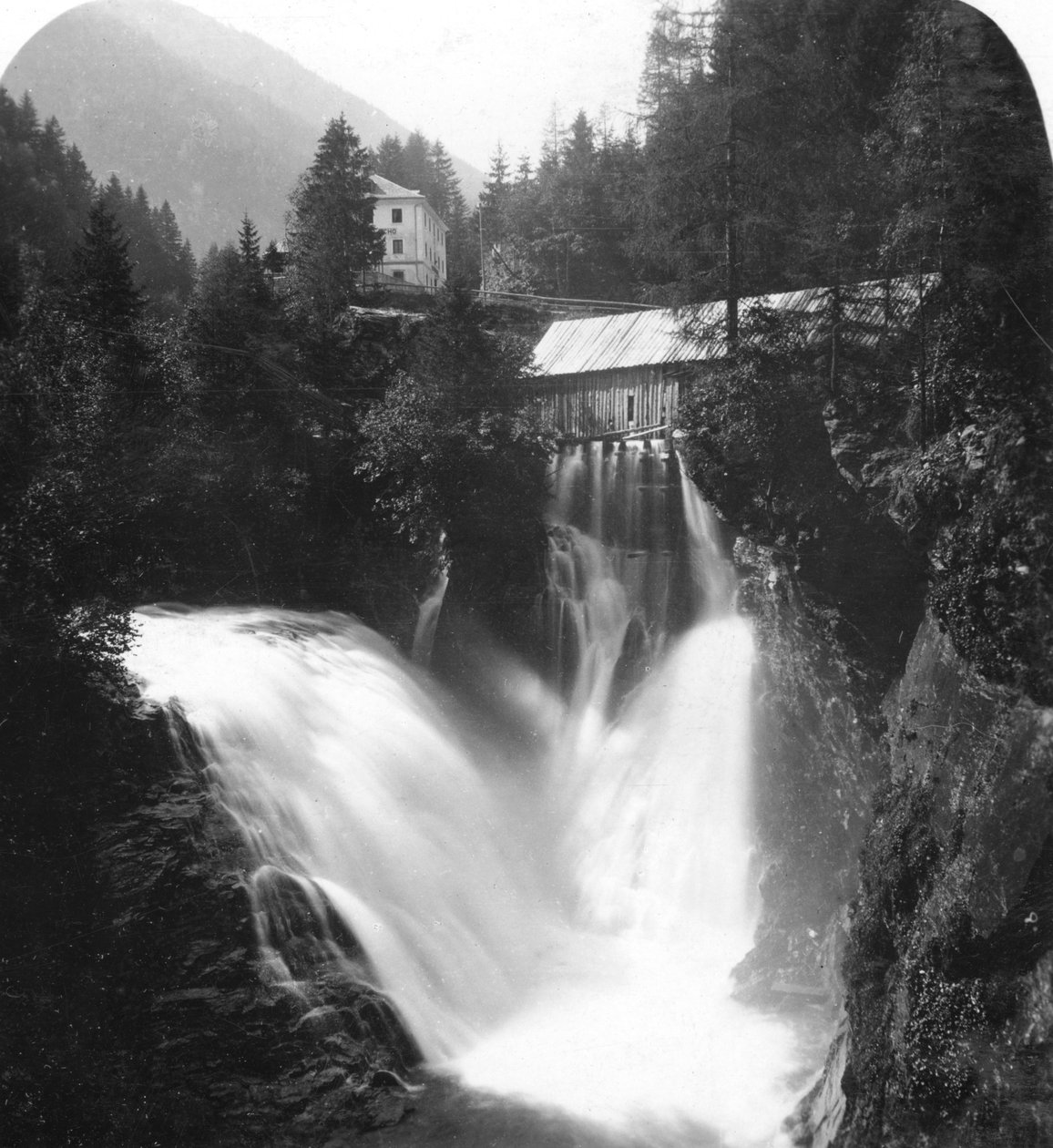 Der Wasserfall bei Badgastein, Österreich, um 1900 von Wurthle and Sons