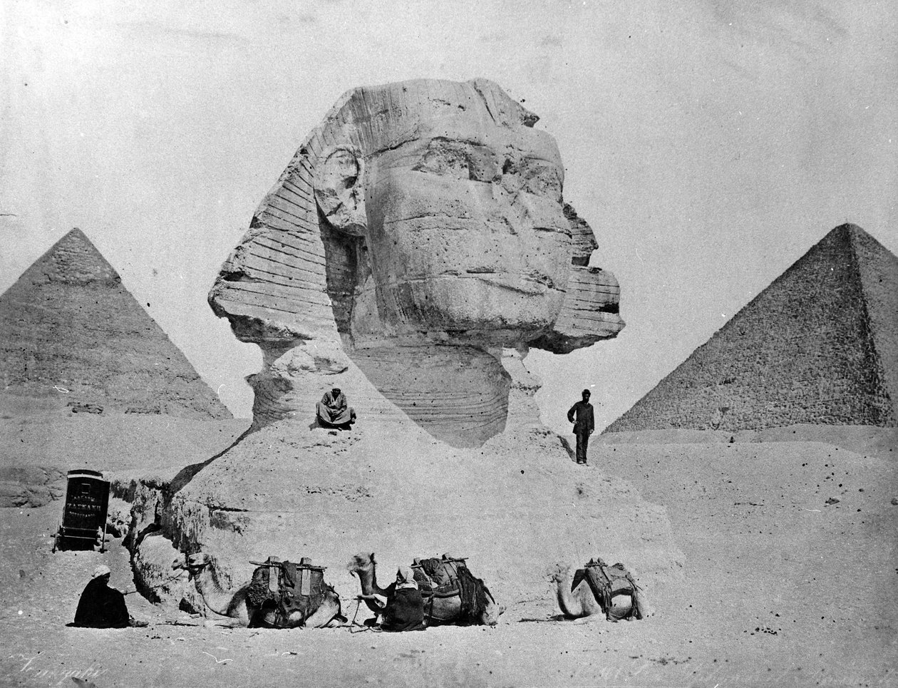 Selbstporträt mit der Sphinx in Gizeh, späte 1870er Jahre von Zangaki Brothers