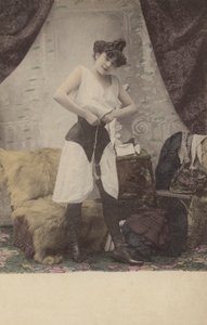 Mädchen, das ihr Korsett löst