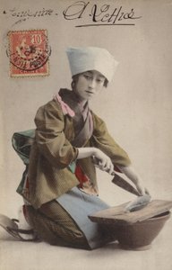 Japanisches Mädchen filetiert Fisch