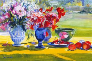 Mittsommerblumen auf dem Gartentisch