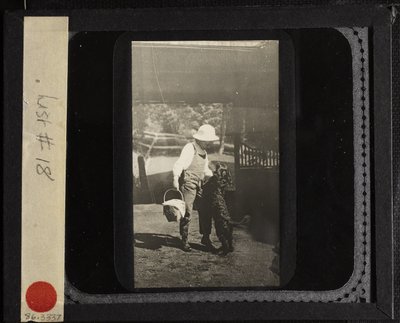 Ohne Titel (Nichte Elizabeth mit "Inky" in Oaklawn) von Alfred Stieglitz