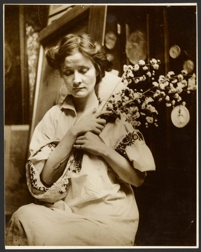Weibliches Modell mit Blumen von Alphonse Maria Mucha