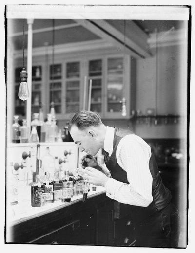 Chemiker G.F. Beyer vom Internal Revenue Bureau von American Photographer