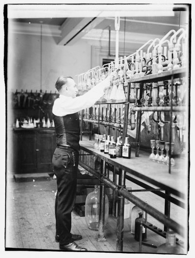 Chemiker G.F. Beyer vom Internal Revenue Bureau von American Photographer