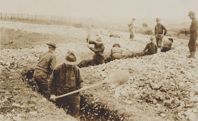 U.S. Marines in Frankreich graben sich ein, 1917-19 von American Photographer