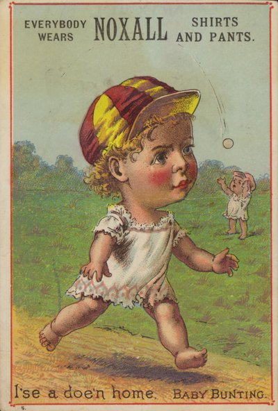 Baby läuft mit Baseballmütze von American School